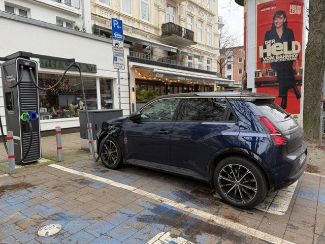 Renault 5 lädt. (Bild: Dirk Kunde)